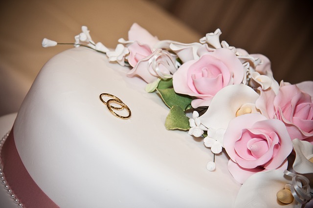 bílý svatební dort s růžovými růžemi