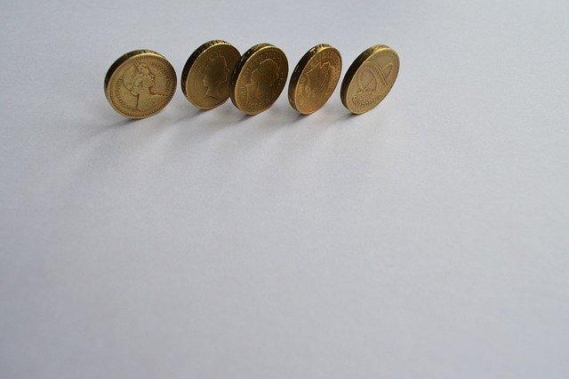 pět zlatých britských mincí